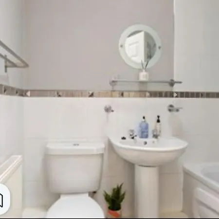 Dom wakacyjny Stylish 2 Bed In With En-suite And Parking